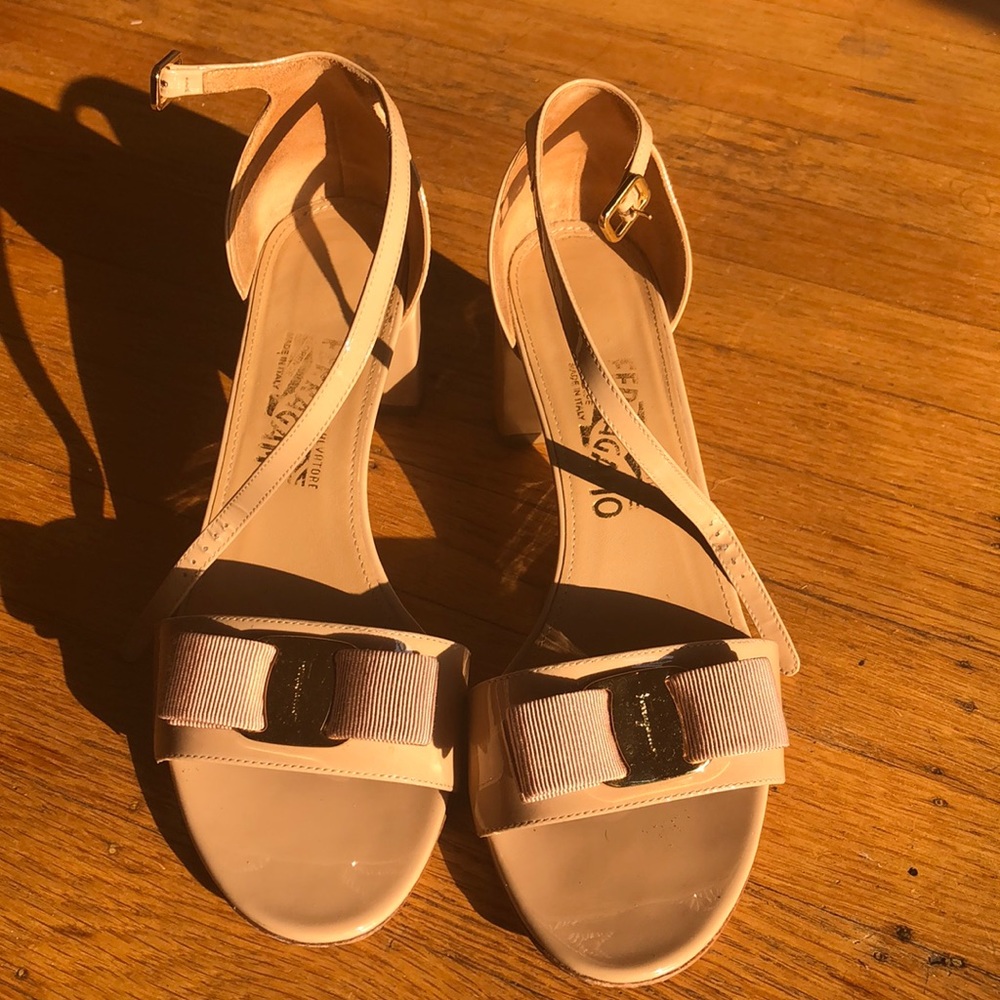 Ferragamo Gavina sandals 8C new bisque patent